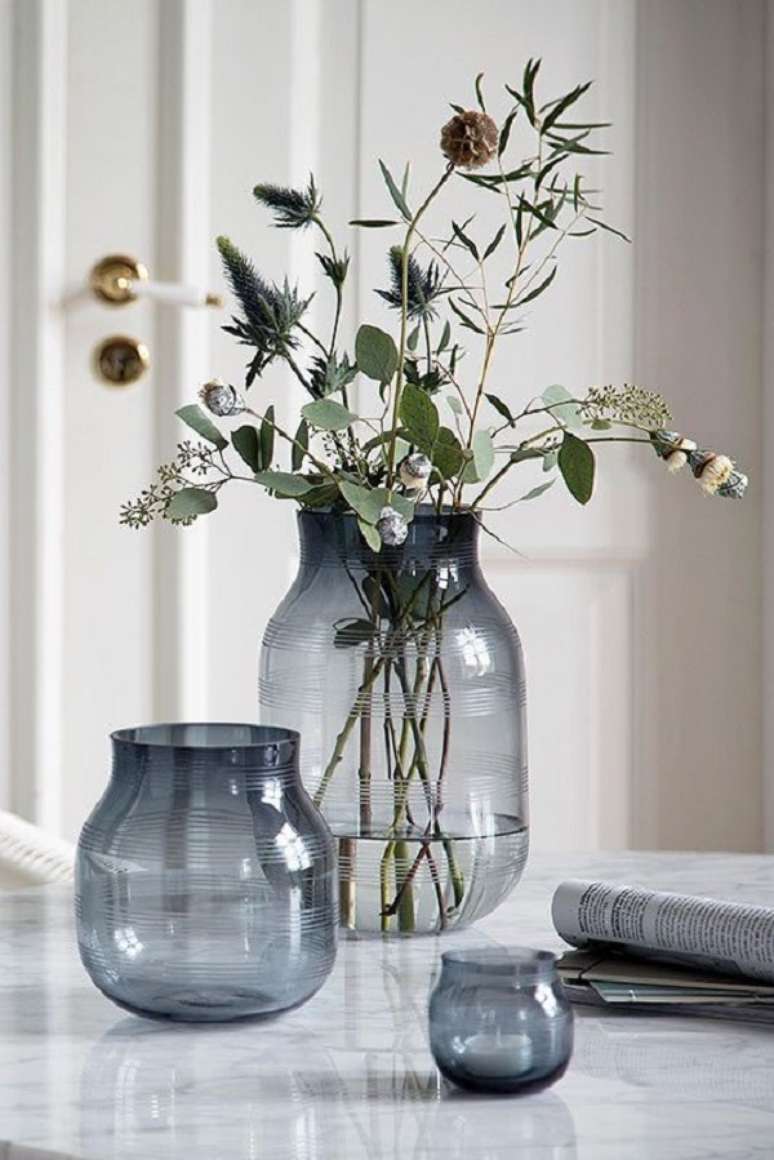 33. Vaso de vidro cinza para plantas delicadas – Foto Schoener Wohnen