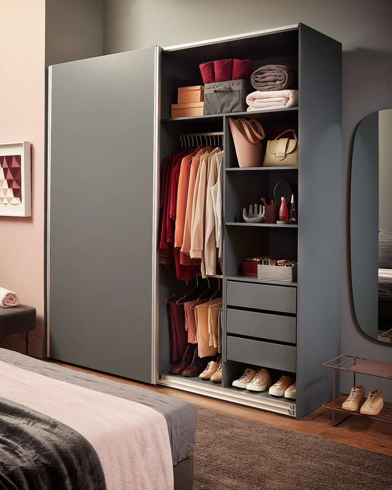 6. Otimizadores de espa&ccedil;o, os arm&aacute;rios com porta de correr s&atilde;o ideais para ambientes compactos. Cr&eacute;dito: Tok&Stok