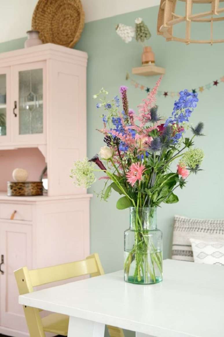 19. Mesa decorada com vaso de vidro para arranjo de flores do campo – Foto Eengoedverhaal