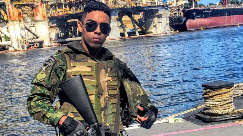 Igor Carvalhães diz que estabilidade foi principal fator que o motivou a entrar para Marinha; segundo pesquisa de Oxford, mais da metade dos homens jovens do Brasil têm interesse em ingressas nas Forças Armadas