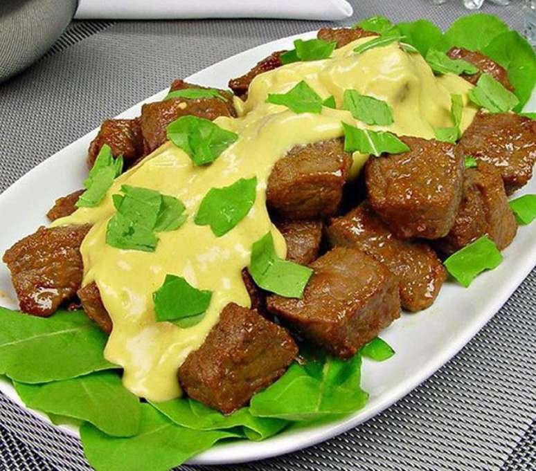 Picadinho de carne com r&uacute;cula (Reprodu&ccedil;&atilde;o / Guia da Cozinha)