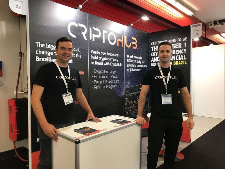 Foto mostra Ramon Vailatti ao lado de Glauco Gobatto na Blockchain Expo, evento realizado na Holanda em 2018