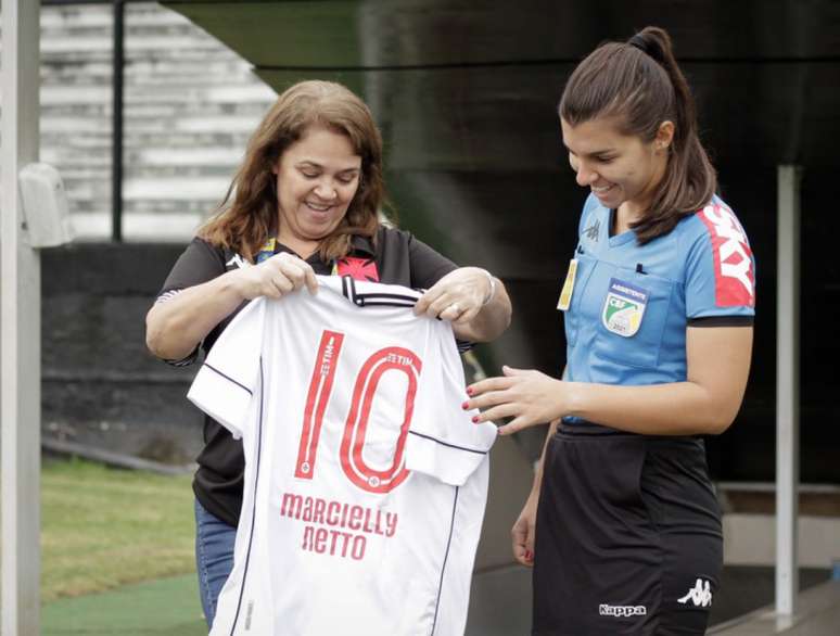 Marcielly Netto recebeu uma camisa personalizada do Vasco na final da Copa do Brasil Sub-17 (Divulgação / Vasco)
