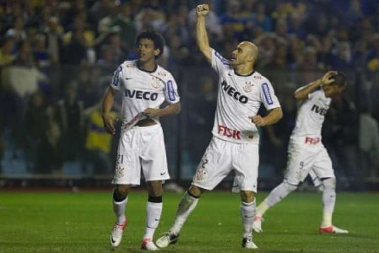 Romarinho e Alessandro ganharam a Libertadores de 2012 pelo Corinthians (Foto: Daniel Augusto Jr./Fotoarena)