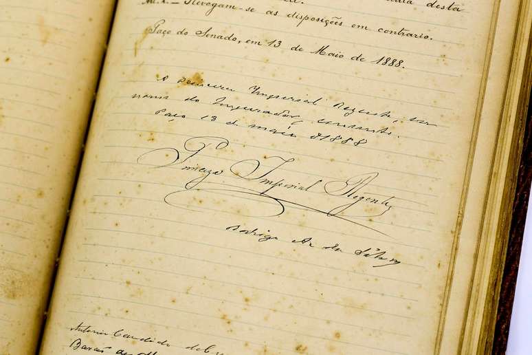  Documento oficial da Lei Áurea, que aboliu a escravidão em 1888, assinada pela então Princesa Imperial Regente (1846-1921) Isabel, hoje preservada no Arquivo do Senado Federal