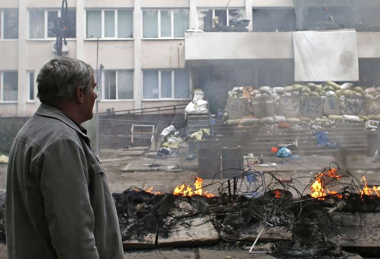 Morador de Mariupol é fotografado em meio aos conflitos na Ucrânia 