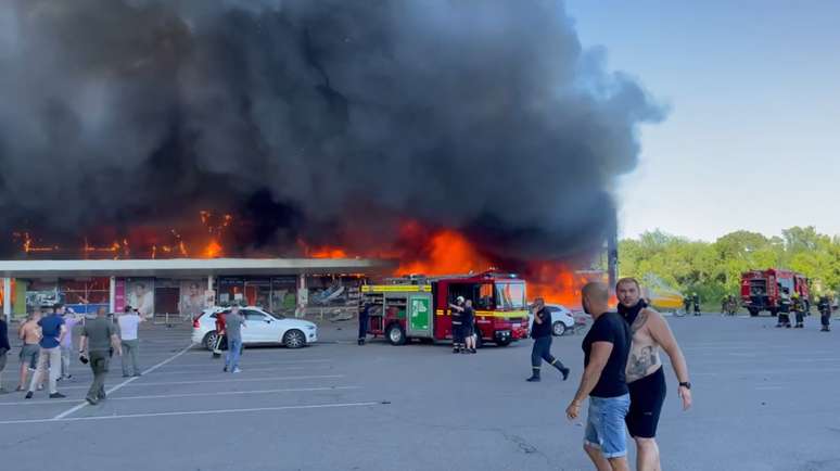 Imagens de agências internacionais mostram o local em chamas e equipes do corpo de bombeiros trabalhando