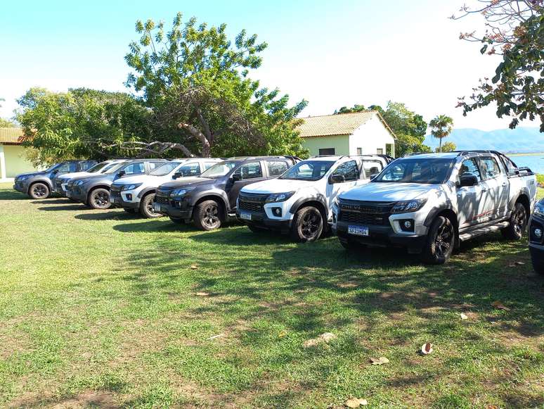 Frota de picapes Chevrolet S10 Z71 transportadas de balsa pelo Rio Paraguai à Fazenda Acurizal.