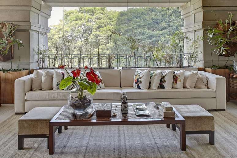 24. Sala de estar com vaso de vidro na mesa de centro &ndash; Foto Ana Luisa Previde