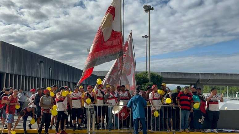 Torcida do Flamengo no aeroporto (Foto: LANCE!)