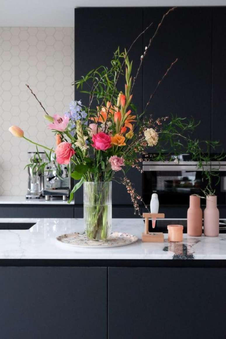 11. Cozinha decorada com vaso de vidro – Foto VT Wonen