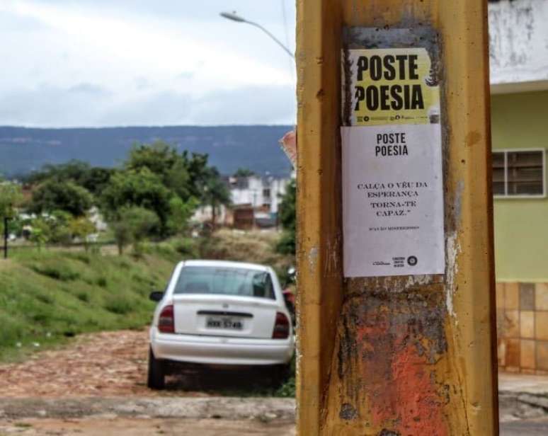 As poesias coladas nos postes são substituídas quando danificadas @Erica Pessoa/Clube Mural/Agência Mural