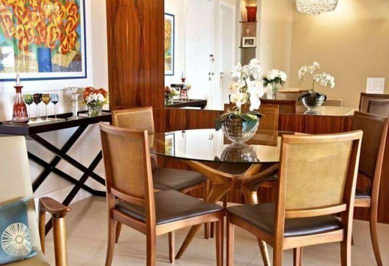 17. Mesa de jantar com arranjo de flores no centro &ndash; Foto Danyela Correa