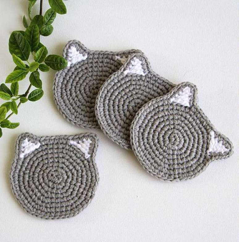 56. Porta copos de croch&ecirc; para iniciantes de gato &ndash; Via: Etsy