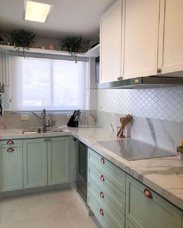 22. Cozinha com estilo retrô decorada com armário verde candy colors – Foto: Jeito de Casa