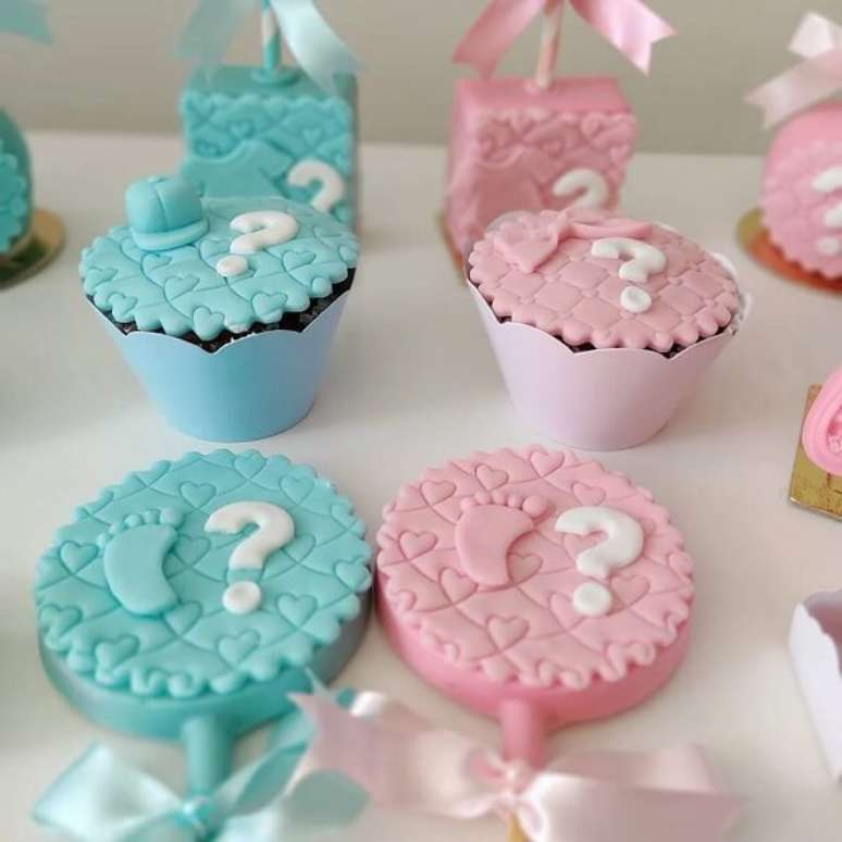78- Cupcakes decorados celebram a alegria do ch&aacute; revela&ccedil;&atilde;o. Fonte: Pereira Brigadeiro