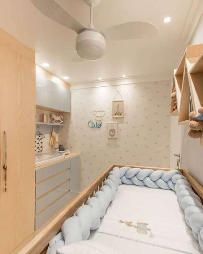 11. Decoração de quarto de bebê planejado com móveis de madeira e detalhes em azul candy colors – Foto: Natan Bazanelli