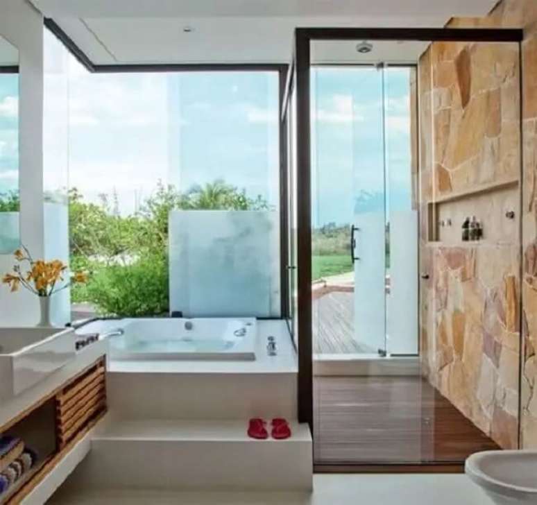 79. Aprecie a paisagem enquanto toma banho no banheiro com chuveiro de teto. Fonte: Casa e Festa