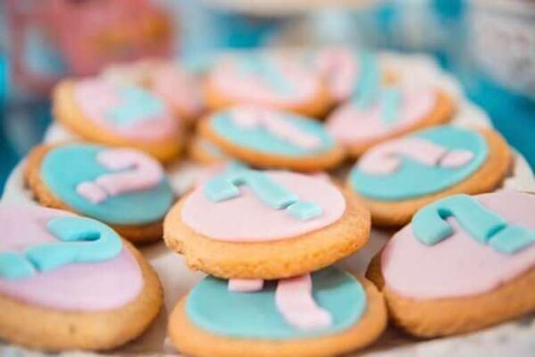 12- Os biscoitos foram confeitados com interrogações azuis e rosas. Fonte: We Share Ideas