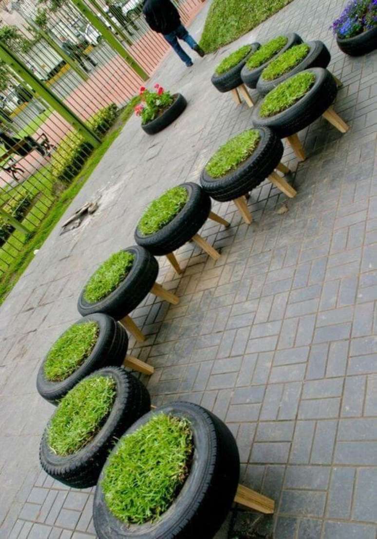84. Artesanato com pneus: decore o seu jardim de maneira especial. Fonte: Decor Fácil