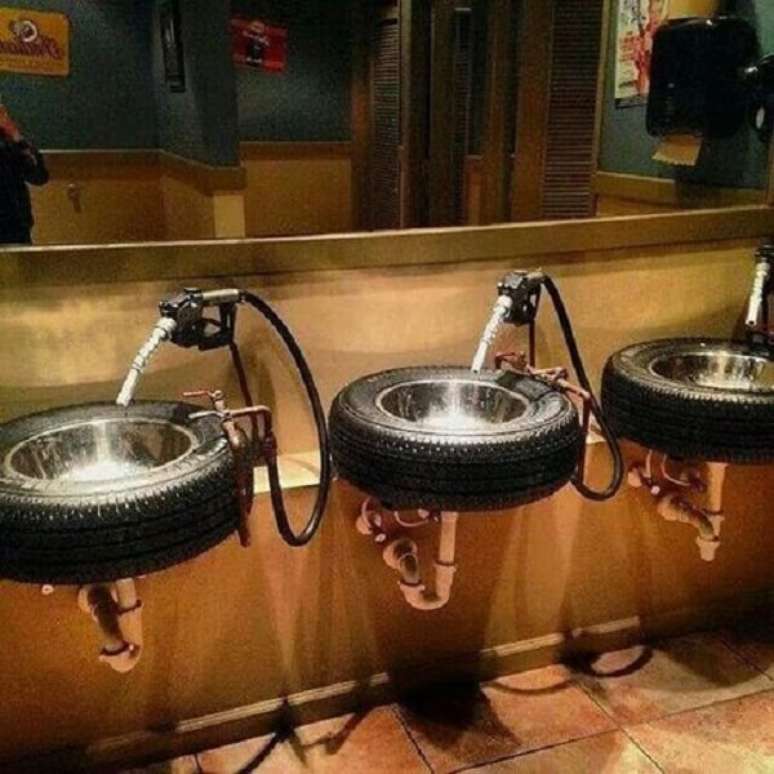 95. Artesanato com pneus: banheiro criativo com pia feita com pneus. Fonte: Artesanato Brasil