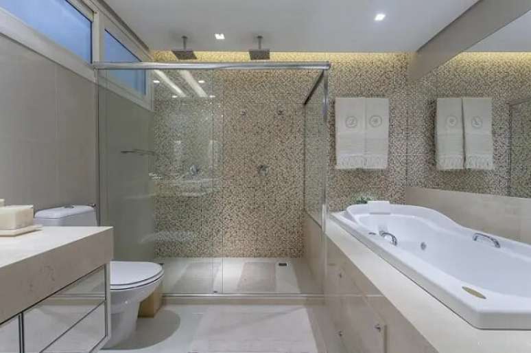 70. Banheiro com banheira de hidromassagem e chuveiro de teto. Fonte: Vanja Maia