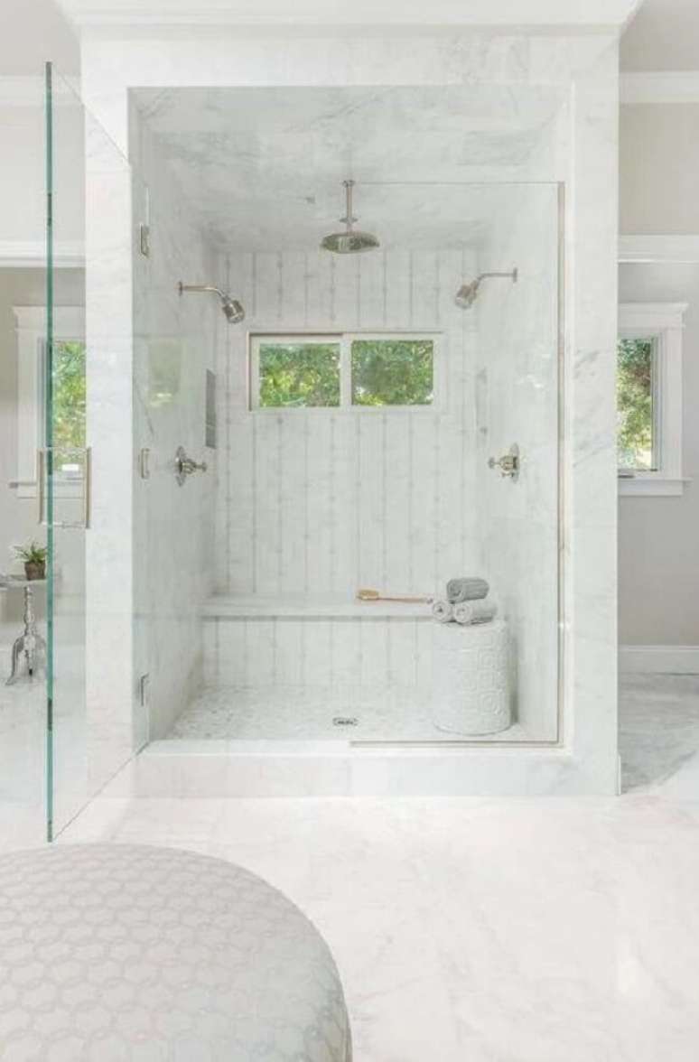 52. Banheiro de luxo com chuveiro de teto e de parede. Fonte: Bosworth Hoedemaker