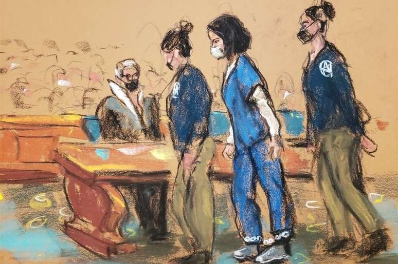 Um esboço do tribunal mostra Ghislaine Maxwell chegando algemada