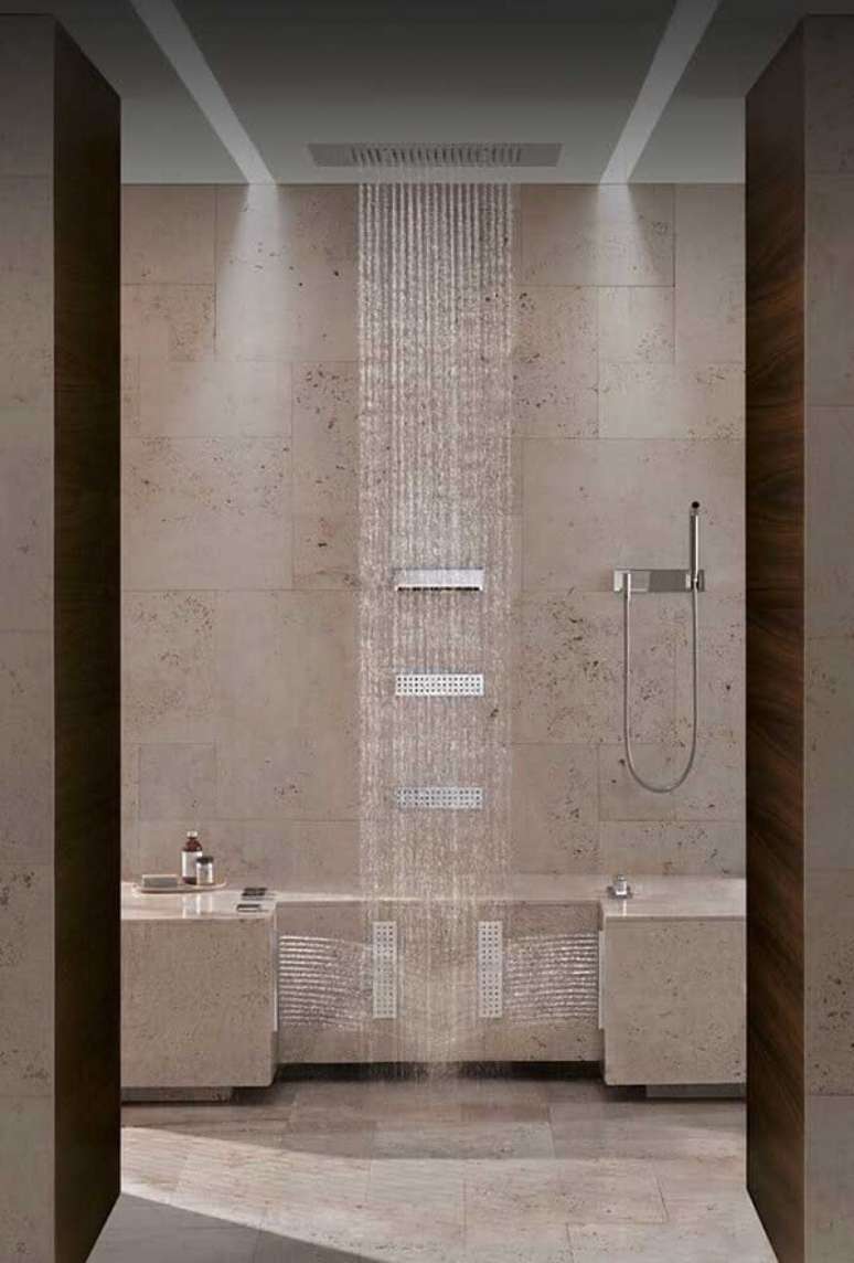 14. Projeto de banheiro moderno com chuveiro de teto embutido. Fonte: Decor Fácil