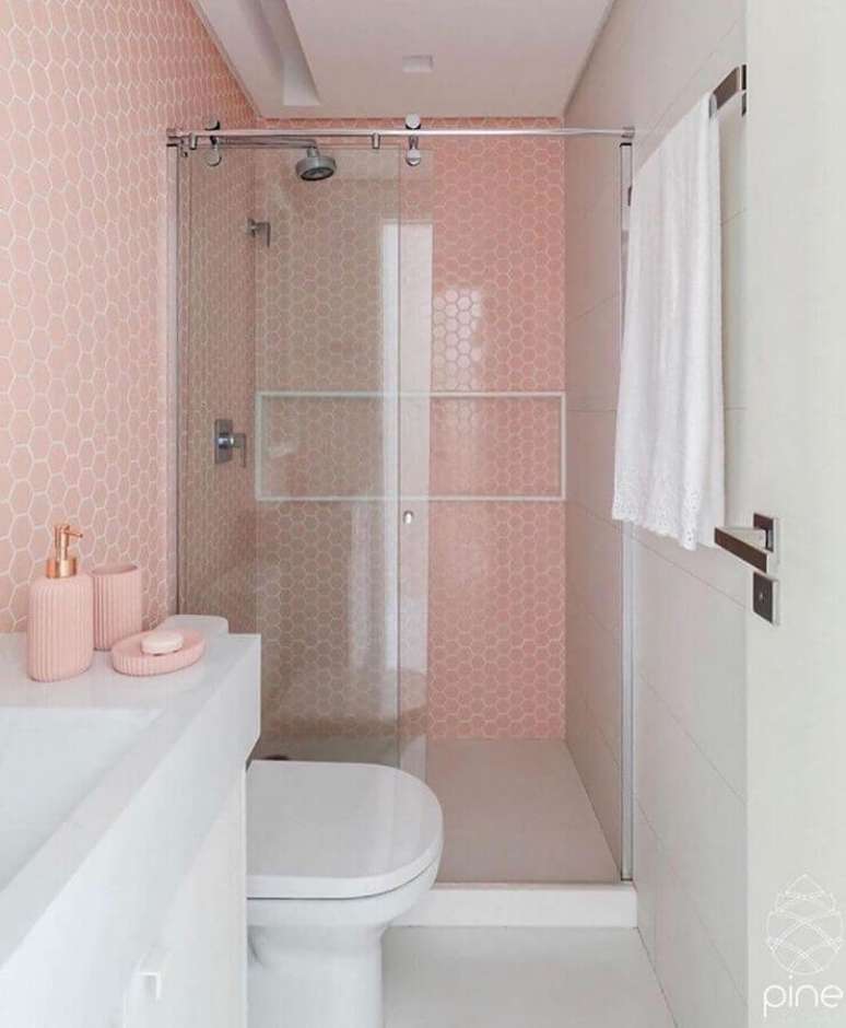 13. Decoração de banheiro pequeno com revestimento rosa candy colors – Foto: Ideias Decor
