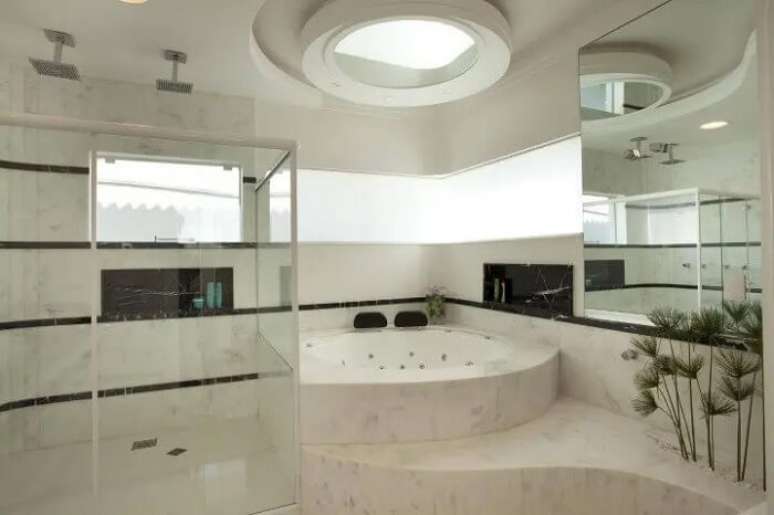 49. Banheiro de luxo com revestimento de mármore e chuveiro de teto. Fonte: Aquiles Nicolas Kilaris