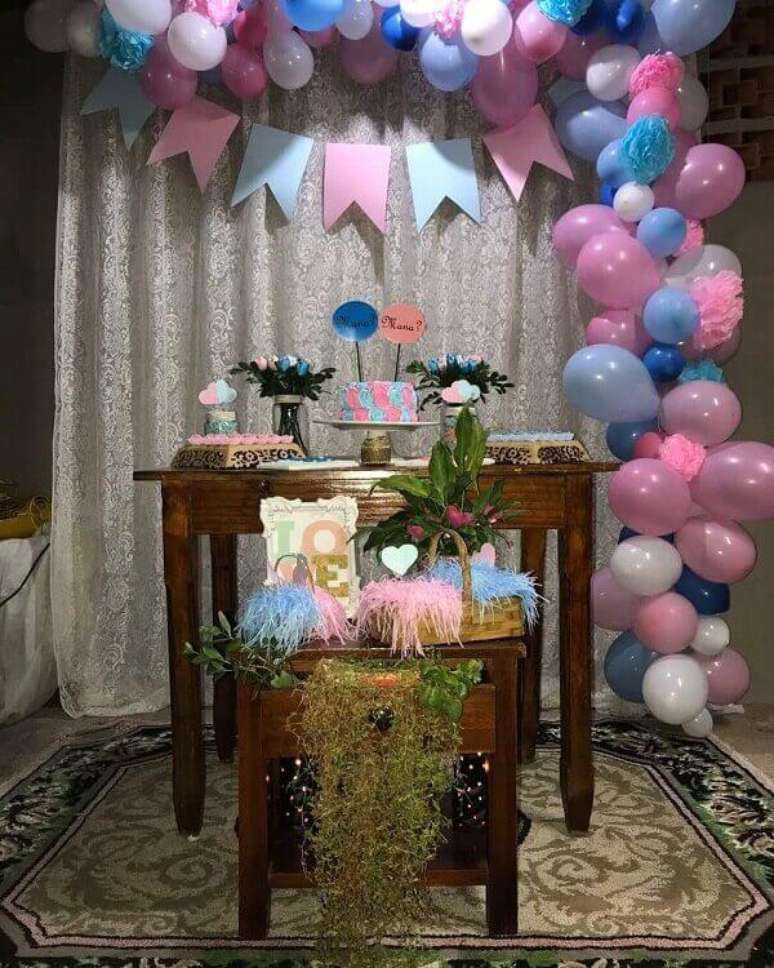 38- O ch&aacute; revela&ccedil;&atilde;o simples foi decorado com bexigas rosas e azuis, papel crepom, bolos e doces nos mesmos tons e balinhas de coco em cesta de vime. Fonte: Mari Decor