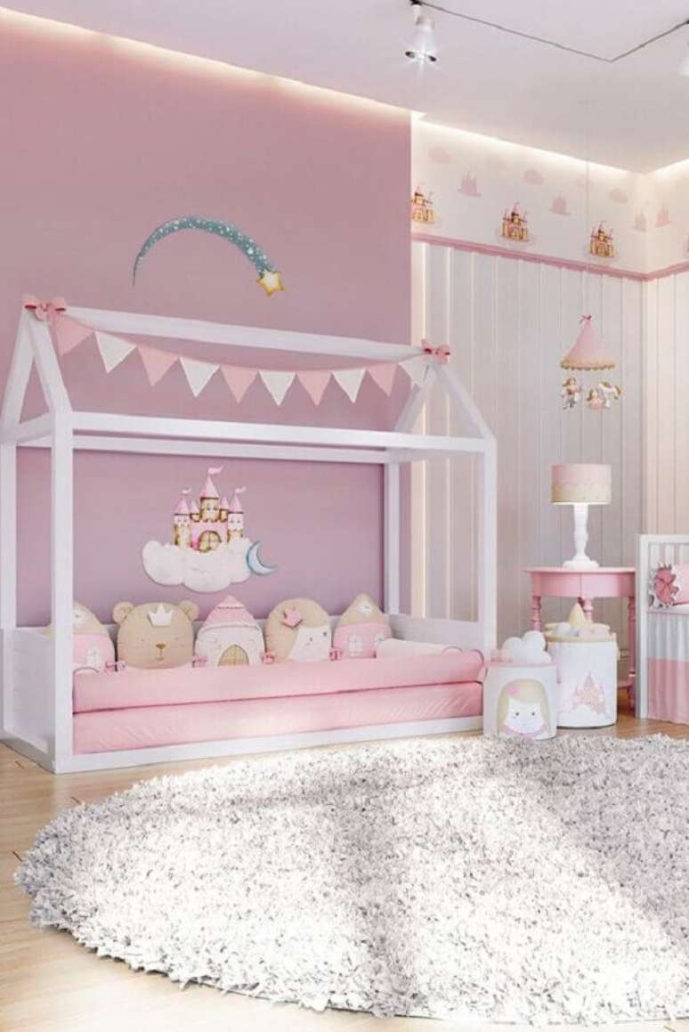 58. Quarto infantil decorado em branco e rosa pastel com cama montessoriana &ndash; Foto: Gr&atilde;o de Gente