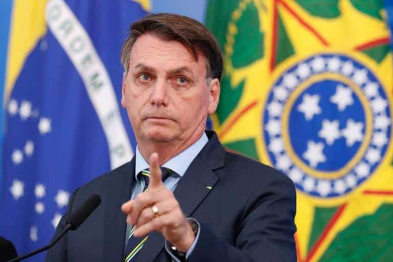 Bolsonaro confessa ter ameaçado médico de transferência para tomar cloroquina
