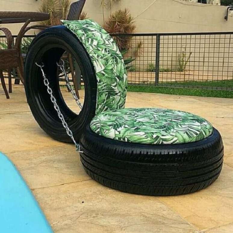 101. A poltrona feita com pneus decora a área da piscina. Fonte: Artesanato Passo a Passo