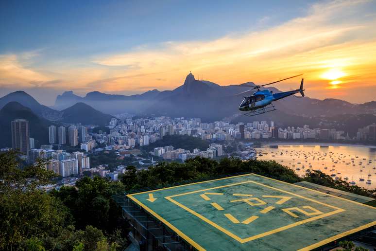 Voos panorâmicos de helicóptero apresentam famosos cartões-postais de outro ângulo. 