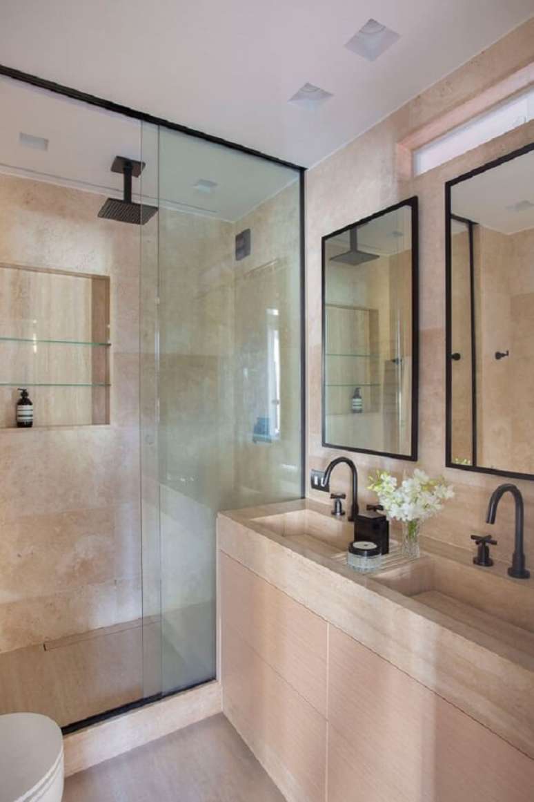 64. Banheiro com espelho retangular e chuveiro de teto. Fonte: Casa de Valentina