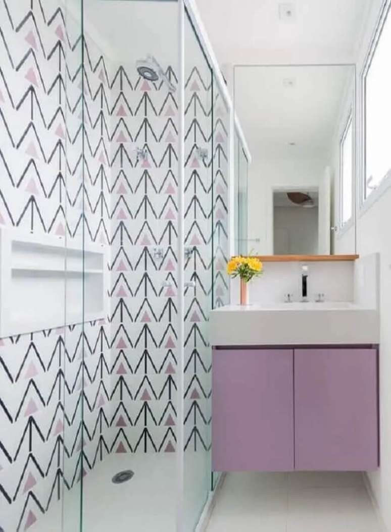 46. Banheiro feminino branco e lil&aacute;s com chuveiro de teto. Foto: Casa e Jardim