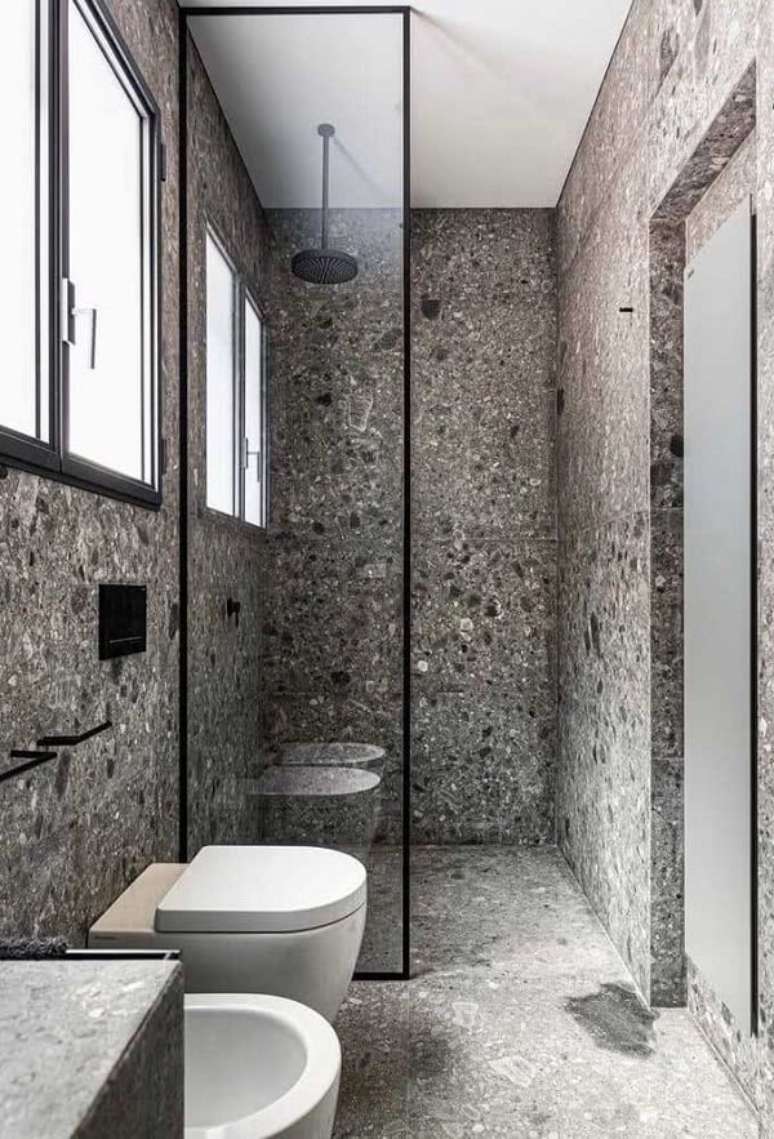 10. Revestimento em granilite e chuveiro de teto. Fonte: Decor F&aacute;cil