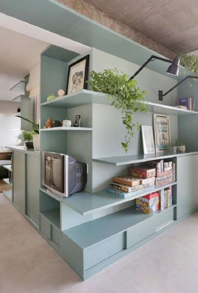 64. Sala planejada com estante azul candy colors &ndash; Foto: Casa de Valentina