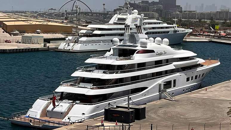 Foto em facebook.com/gibraltar.yachting/ mostra o Quantum Blue em Dubai