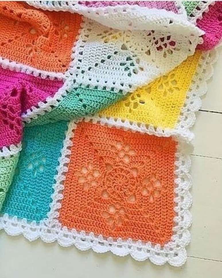 61. Tapete feito com t&eacute;cnicas de croch&ecirc; para iniciantes colorido &ndash; Via: Artesanato Total