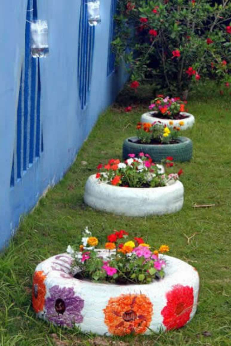 64. Artesanato com pneus: você pode plantar suas plantinhas dentro dos pneus coloridos. Fonte: Como Fazer em Casa