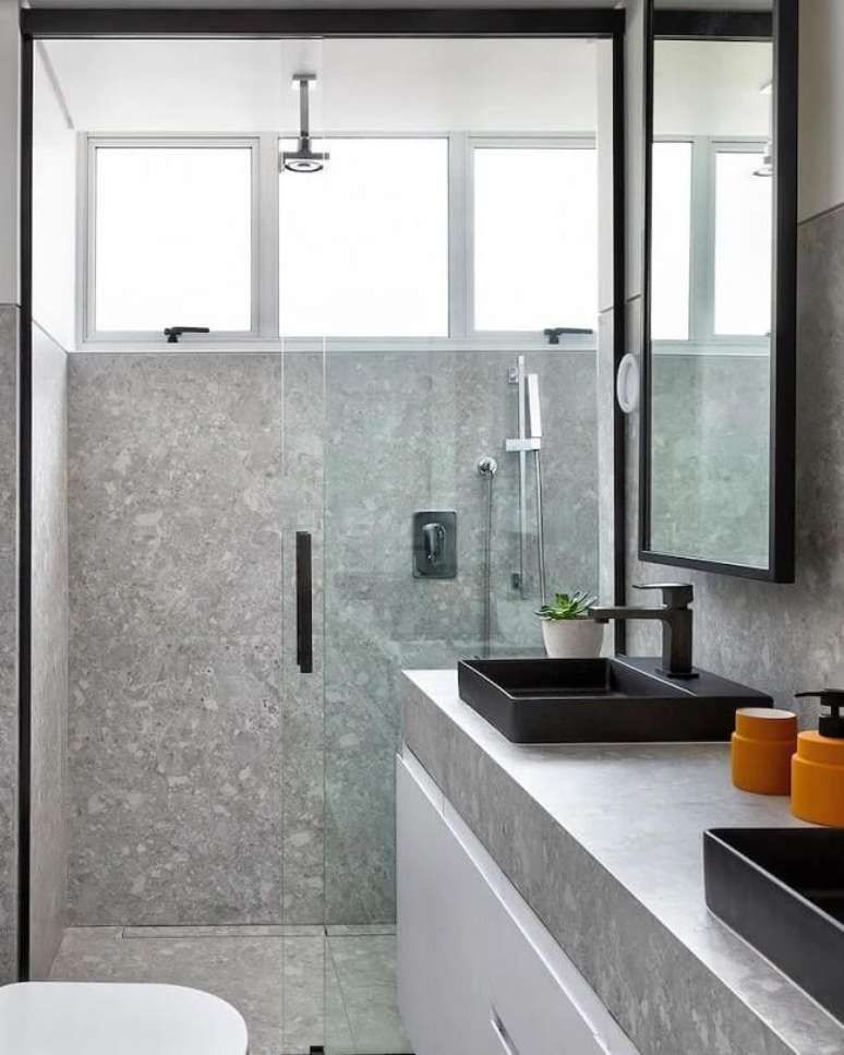 65. Banheiro com janela e chuveiro de teto cromado. Fonte: Tria Arquitetura