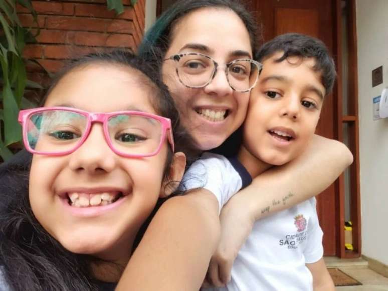 Fátima Febbe Sanches e os filhos gêmeos Lívia e Guilherme, ambos com Transtorno do Espectro Autista (TEA).