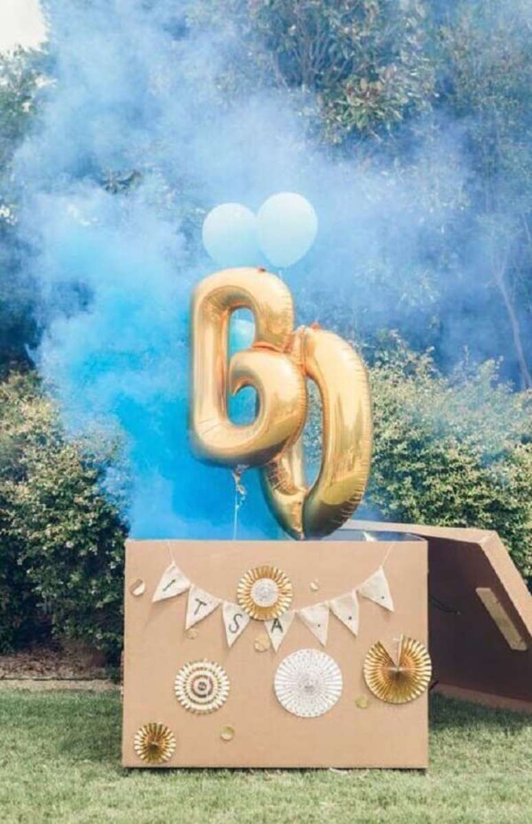 37- Na caixa surpresa do ch&aacute; revela&ccedil;&atilde;o, a fuma&ccedil;a azul anuncia o sexo da crian&ccedil;a. Fonte: Wattpad