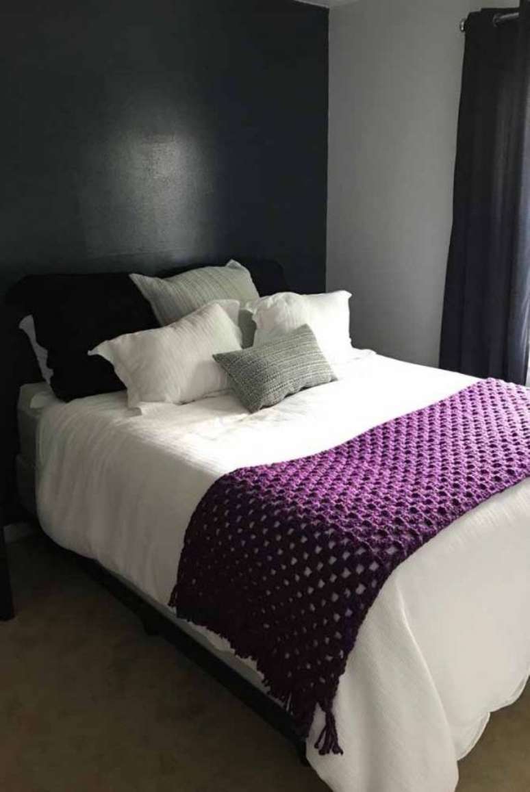 36. Cama decorada com manta roxa de croch&ecirc; para iniciantes &ndash; Via: Etsy