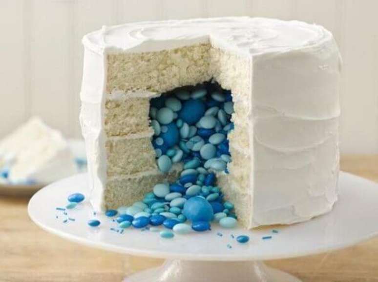 7- O bolo chá revelação foi confeitado em tom branco e recheado com confeitos azuis. Fonte: Casa e Festa
