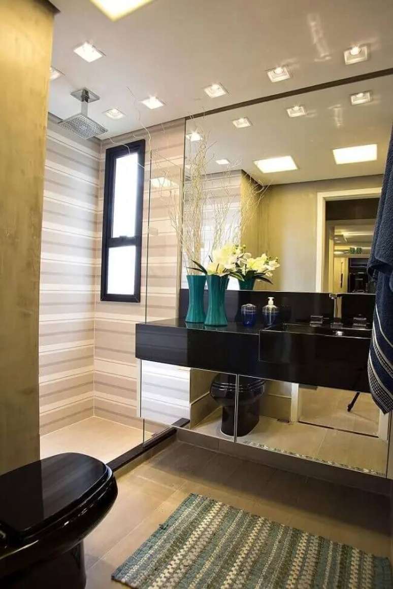41. Banheiro moderno com gabinete espelhado e chuveiro de teto. Fonte: Lucia Stuhlberger Wjuniski