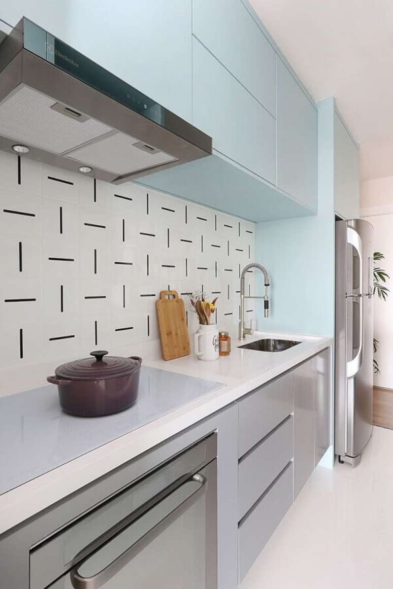 31. Cozinha planejada moderna decorada com armário aéreo azul candy colors – Foto: Habitare
